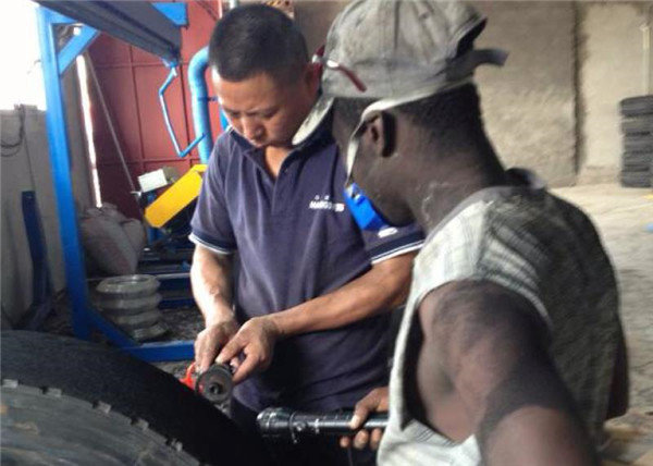 外國(guó)友人參觀(guān)工廠(chǎng)